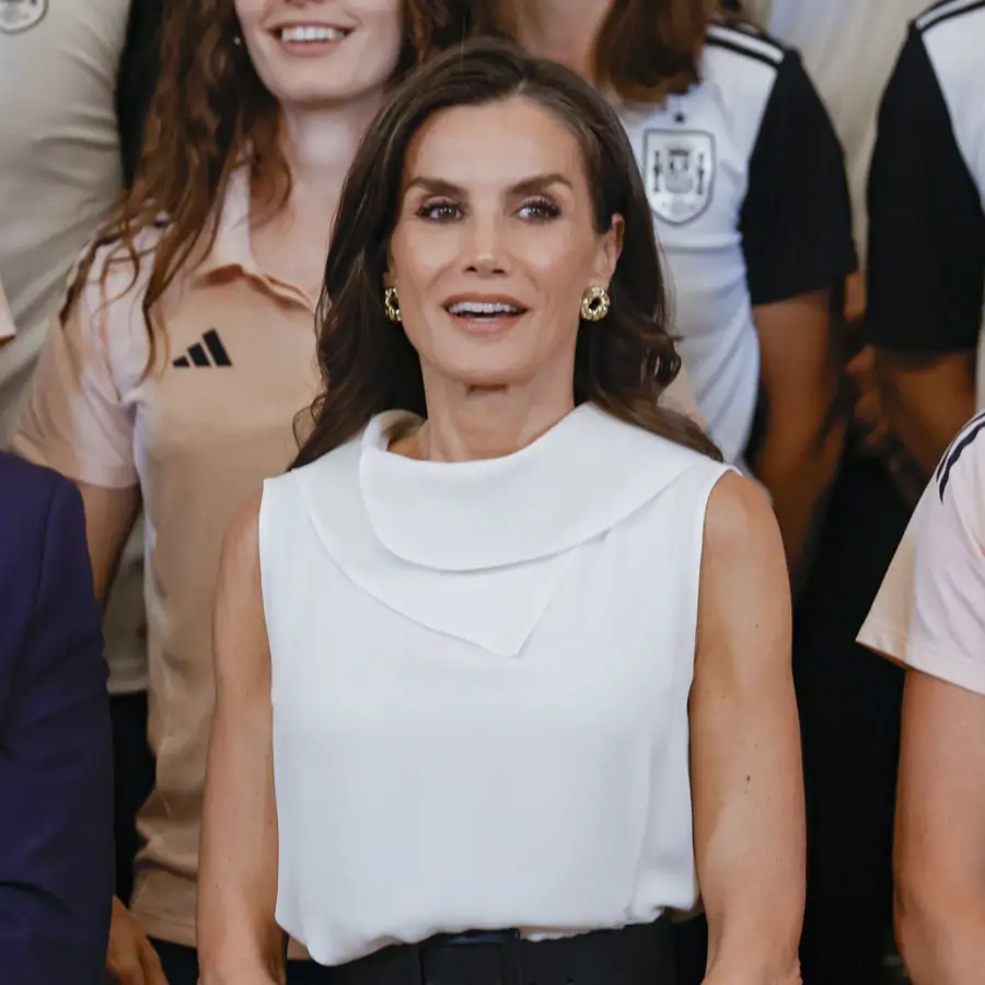 La reina Letizia estrena el look con camisa blanca y falda pareo que copiarán “las pijitas” de la capital para ir a la oficina en verano