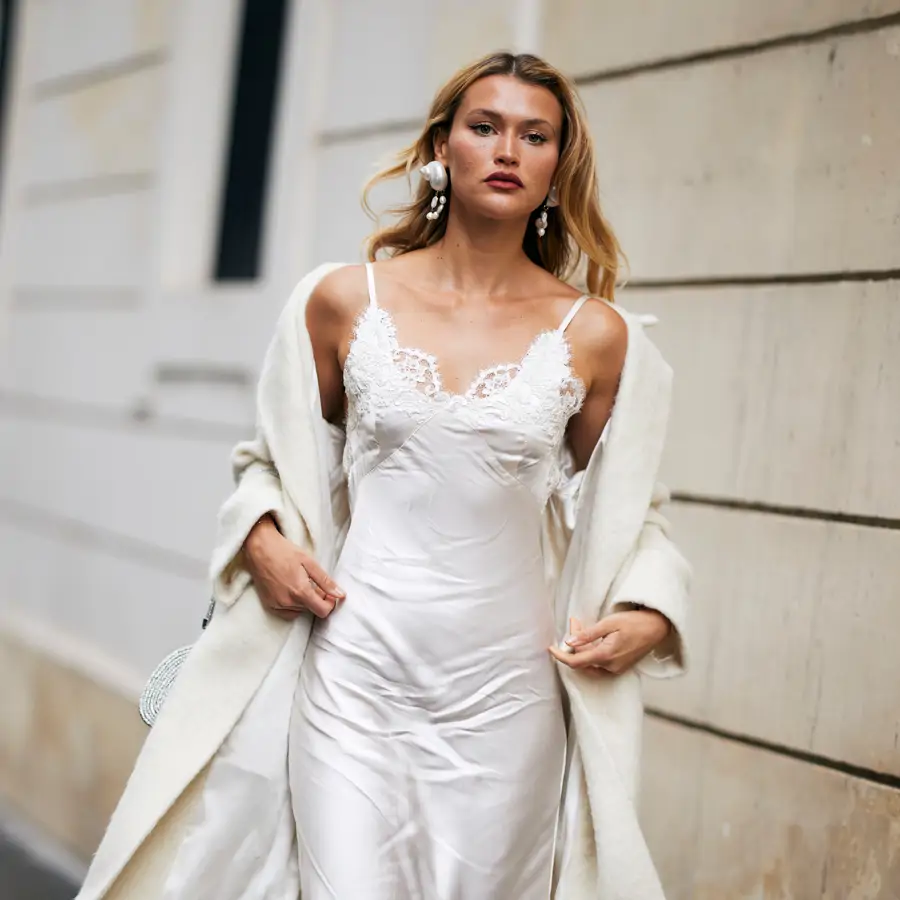 Las mujeres de 60 cambian los vestidos camiseros por estos lenceros de Zara que están rebajados: no marcan y tapan rodilla