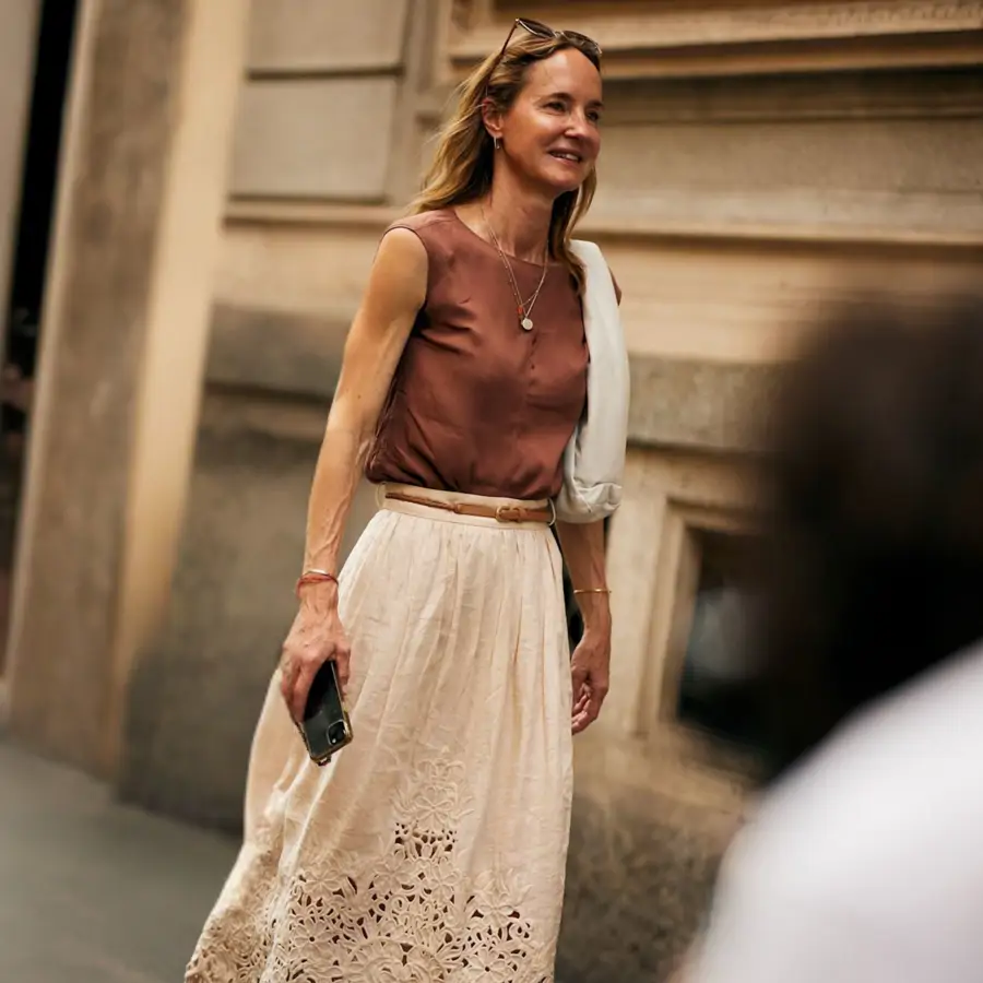 Si tienes 60, di adiós a las bermudas: 5 faldas largas fresquitas de Zara que están rebajadas y son ideales para la ola de calor