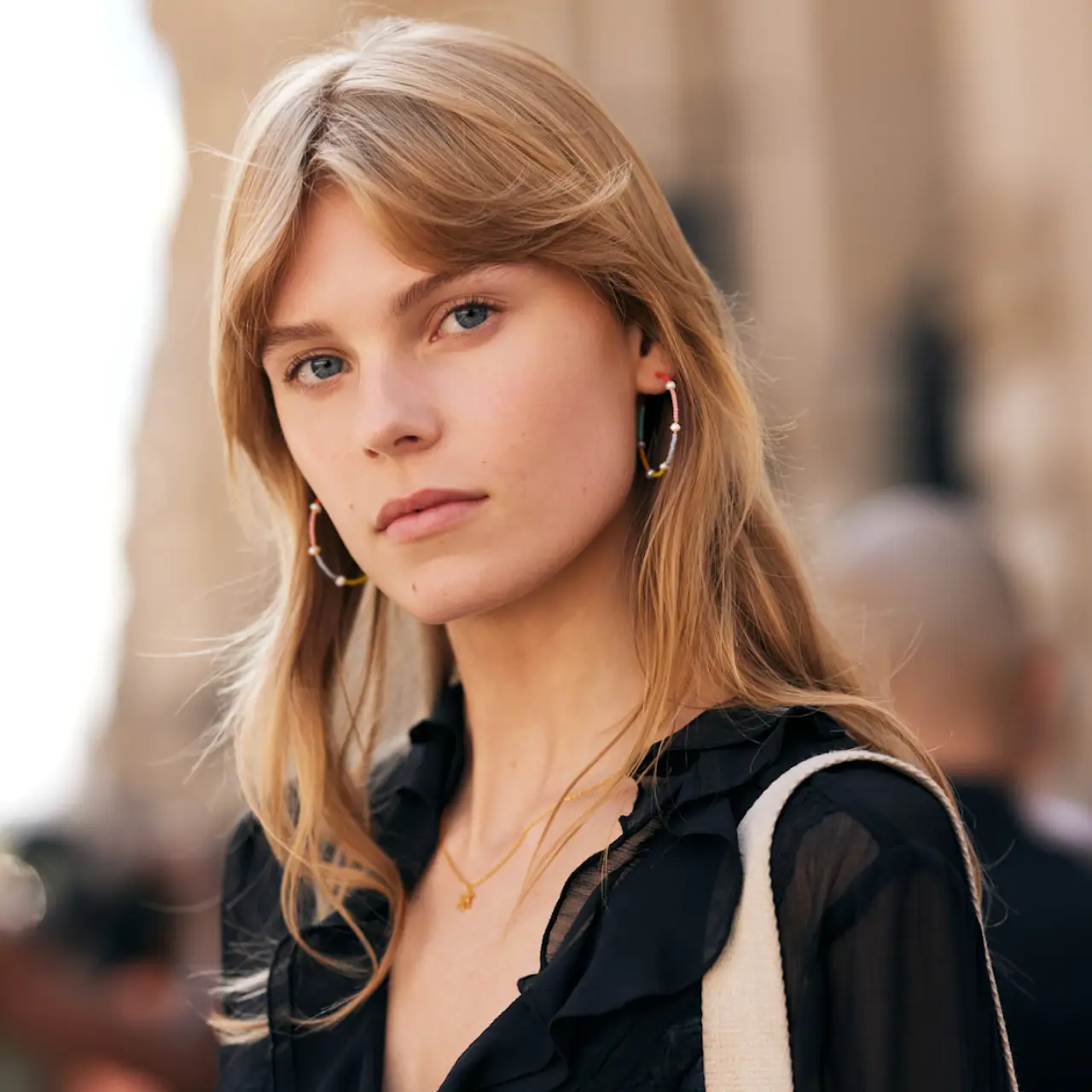 mujer rubia con flequillo