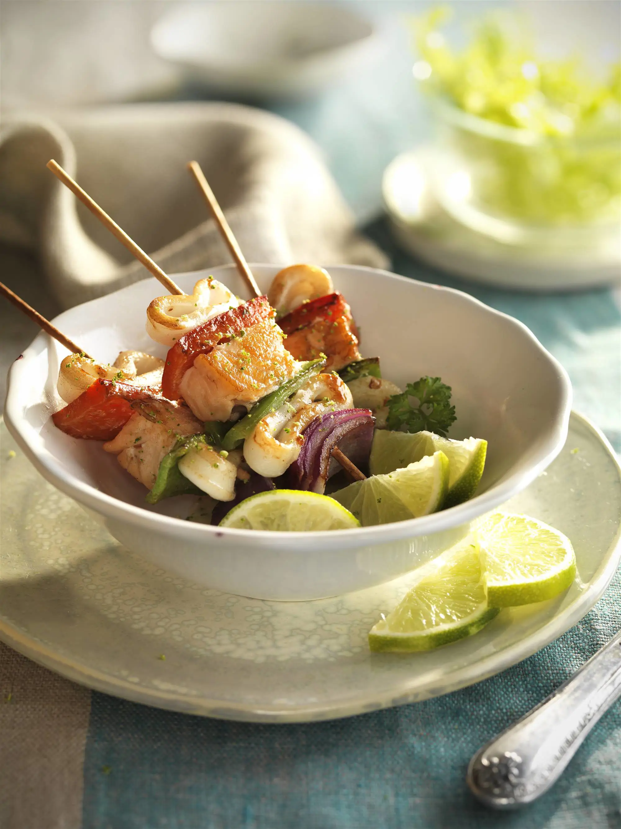 Brochetas de salmón con calamares