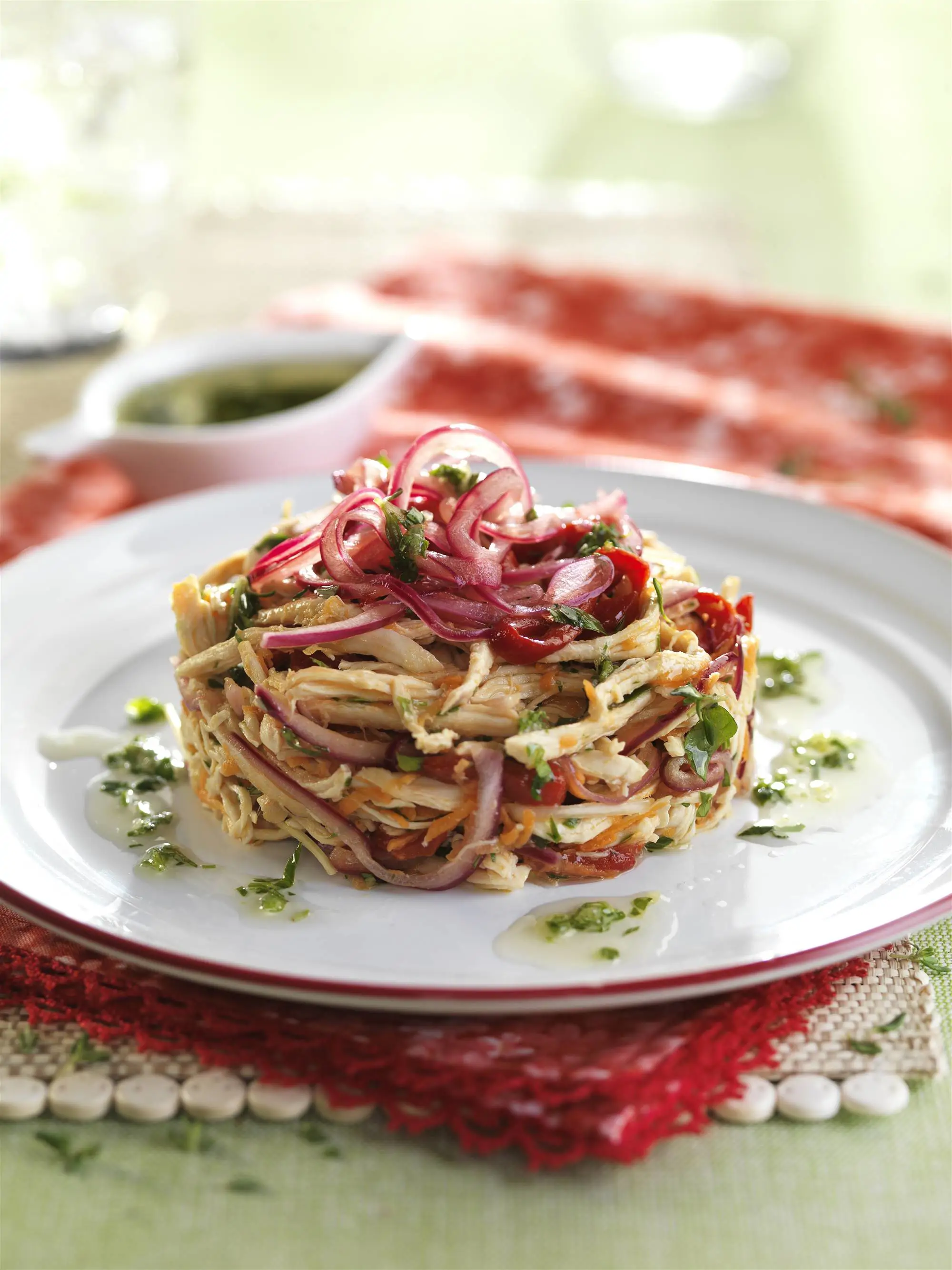 Ensalada de pollo y pimientos del piquillo