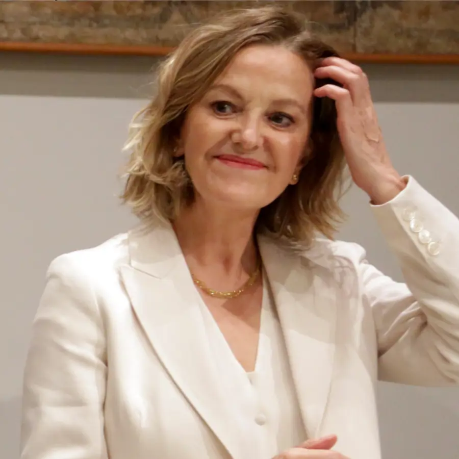 Vuelve a Zara la camisa de lino que Flora Pérez, madre de Marta Ortega, ya llevó hace años con pantalones holgados y sandalias planas 