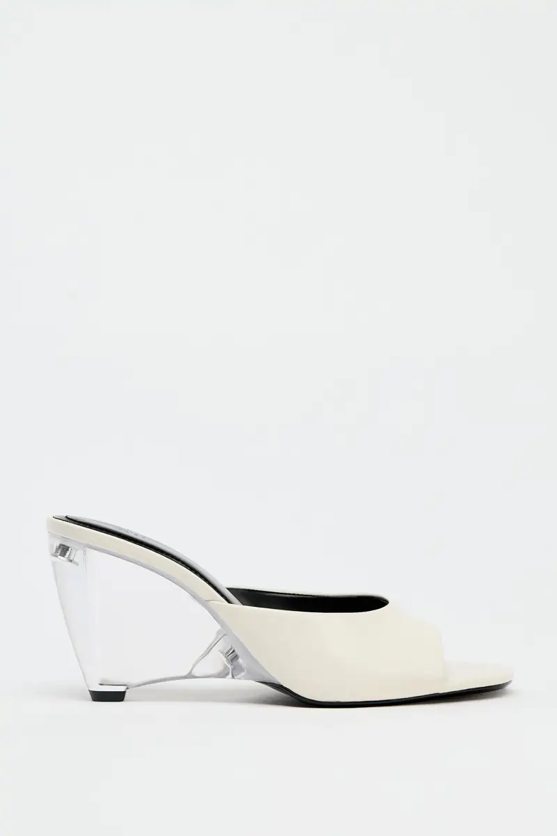 sandalia mule cuña zara
