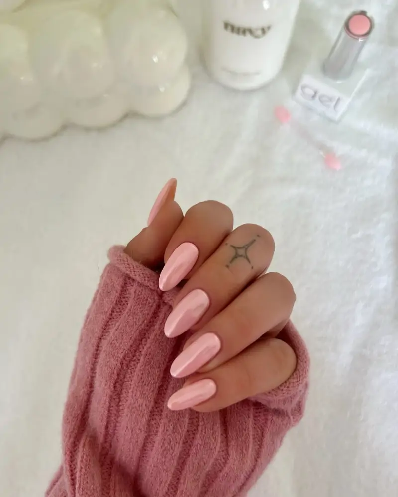 manicura rosa con acabado brillo
