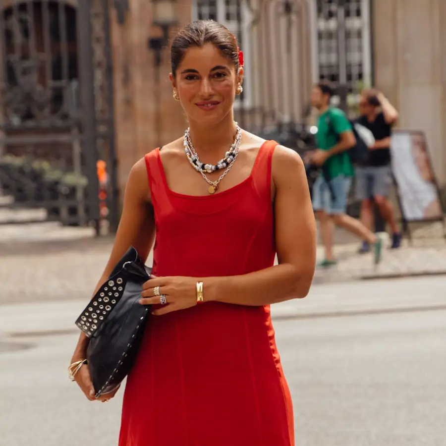 10 vestidos rebajados de Zara sencillos y elegantes que están arrasando: estilizan y te arreglan cualquier plan de verano