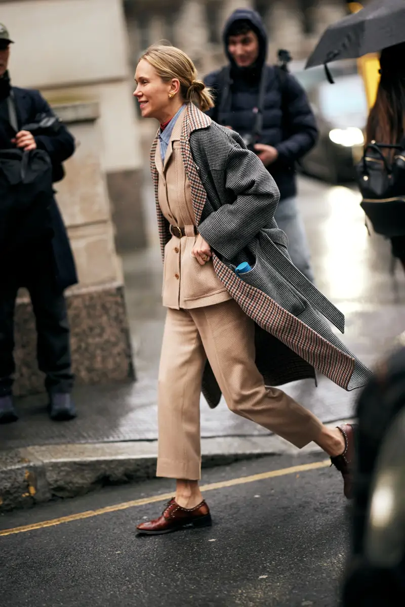 Look colores combinan con gris