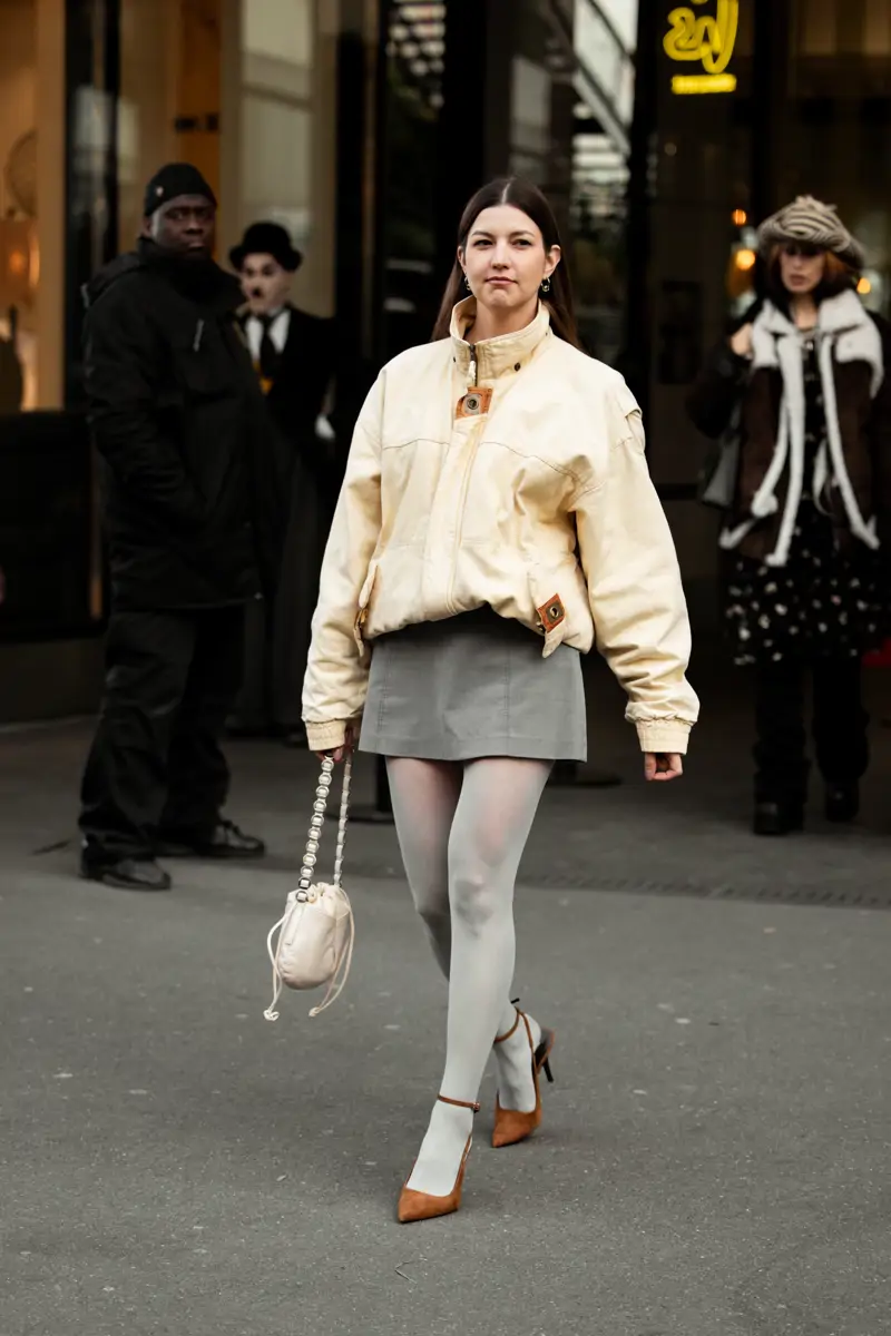 Look colores combinan con gris