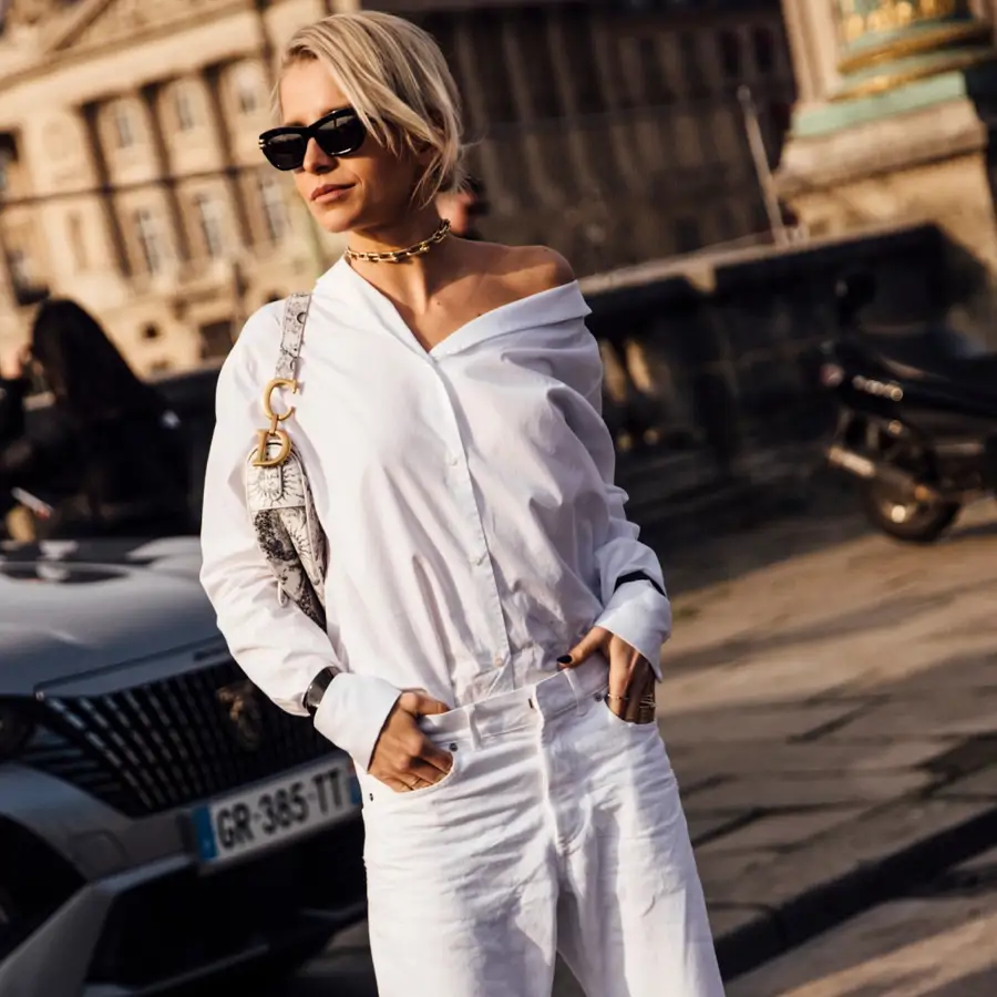 Mango está de rebajas y "liquida" (al 50%) los pantalones cigarette que arrasan entre las "pijitas" más elegantes porque tienen el color tendencia y se adaptan a todos los planes