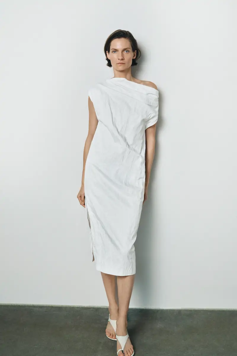 Vestido blanco arrugado