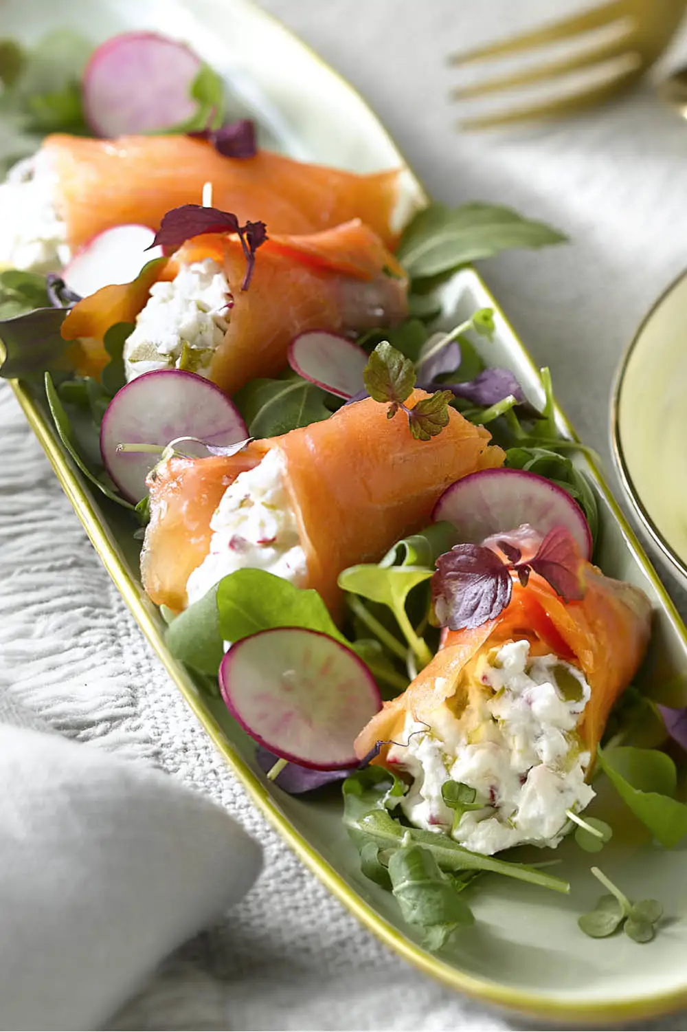 rollitos de salmon ahumado queso brotes tiernos