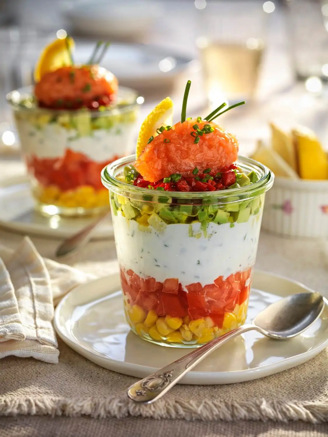 cenas frías sin cocinar Vasitos de ensalada con salmón marinado