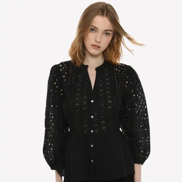 Camisa abullonada y bordada