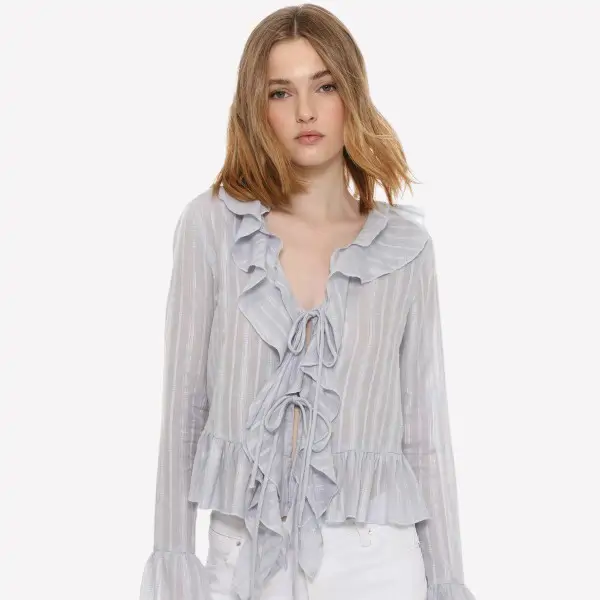 Camisa con volantes y lazada