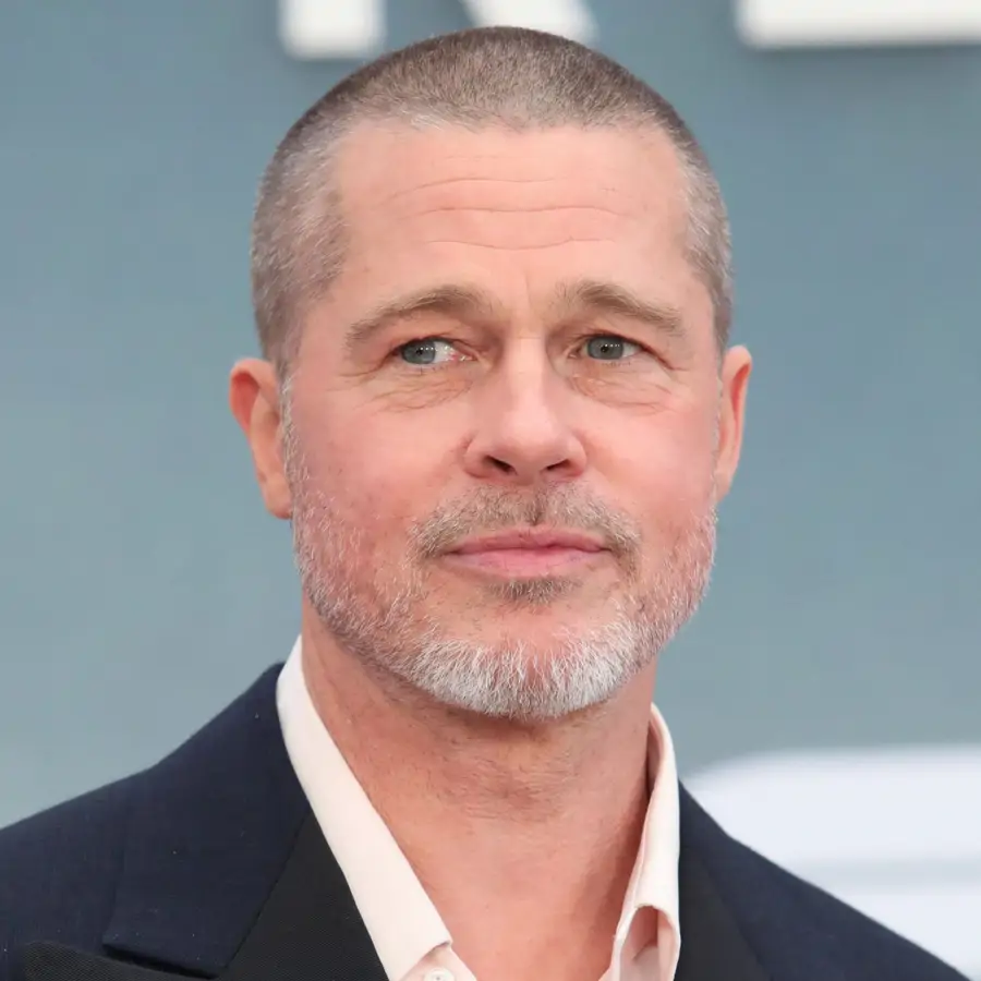 Vuelve el corte de pelo buzz cut militar que Brad Pitt ya llevó en los 90: rejuvenece pasados los 50 (incluso con barba gris)