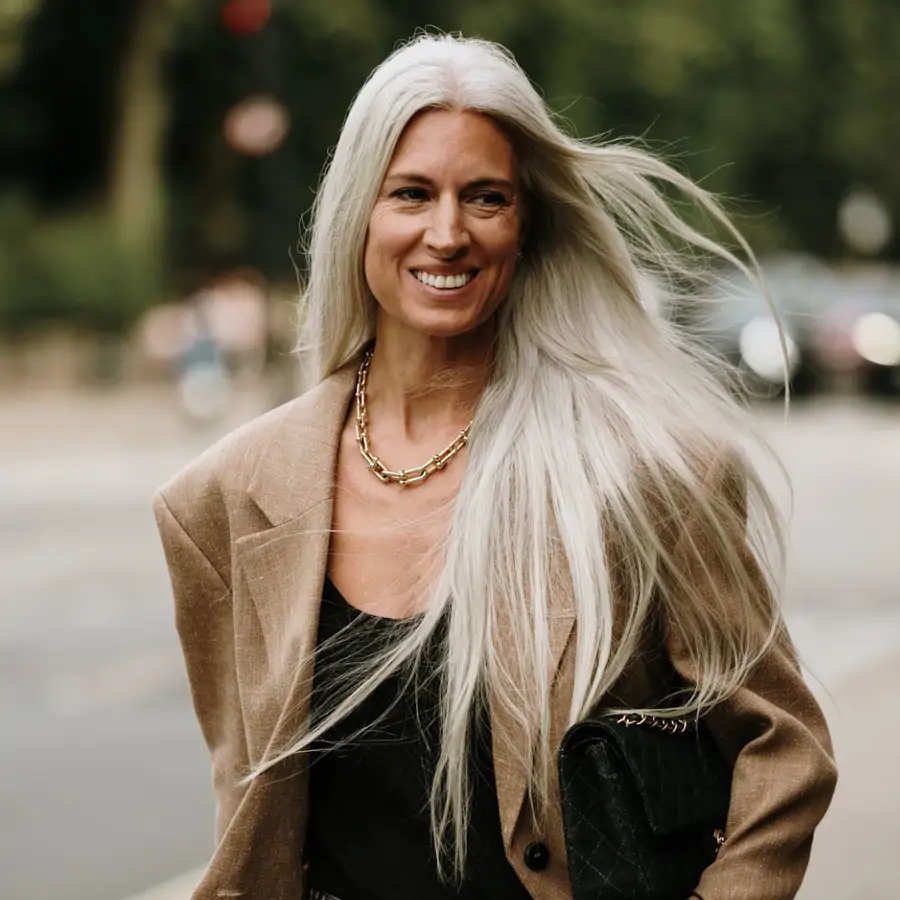 Rosanno Ferreti, peluquero italiano: "Peinar tu cabello canoso debería ser tan placentero como pasear por las calles de Florencia. Recórtalo regularmente para mantenerlo sano, fuerte y rejuvenecido"