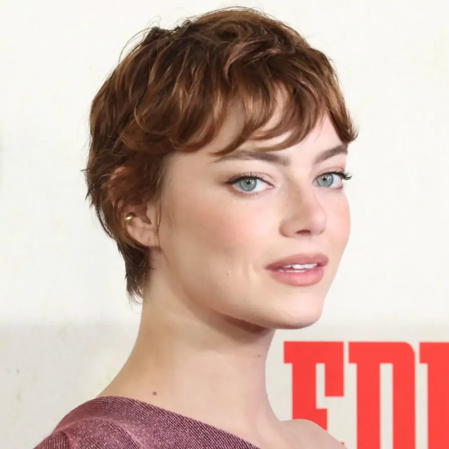 Emma Stone añade a su corte pixie el flequillo de los 80 que estiliza el rostro y es fácil de mantener