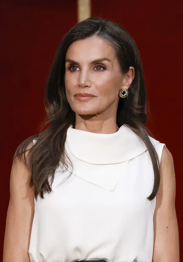 Adiós, vestidos holgados: Letizia elige un modelo "nido de abeja" que afina la cintura y Zara confirma que es máxima tendencia este verano 2025