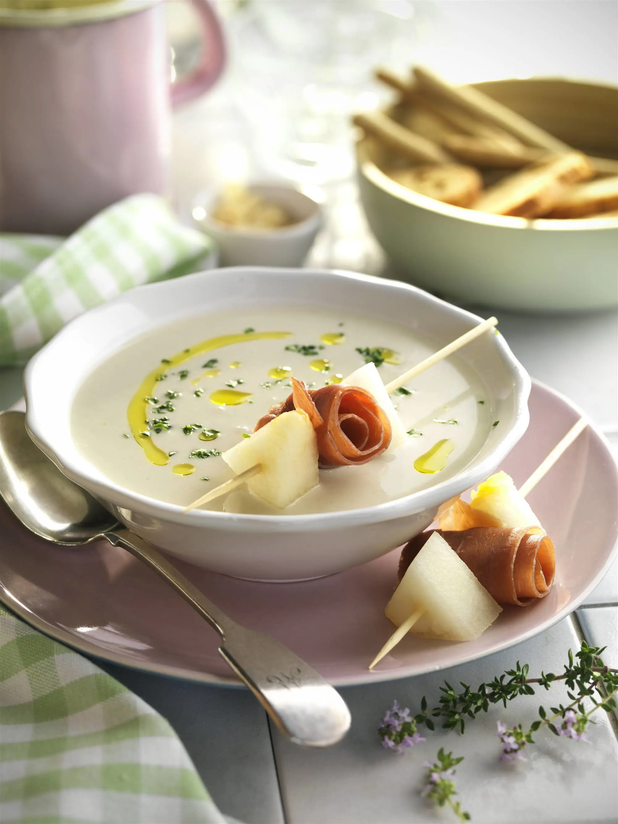 Ajoblanco de melón con brocheta de frutas y jamón