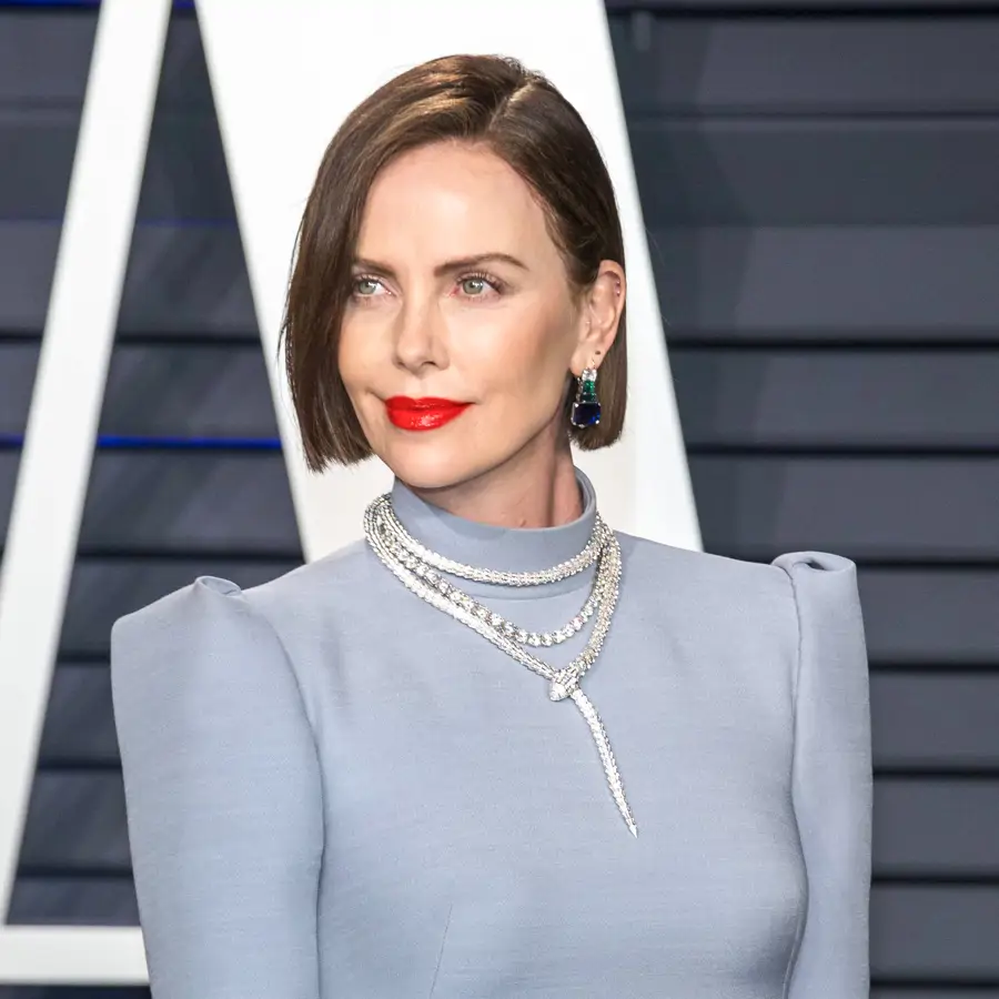 Charlize Theron (49 años): "Sin lugar a dudas me arrepiento de las cejas finas de los años 90. Todavía me estoy recuperando de eso"