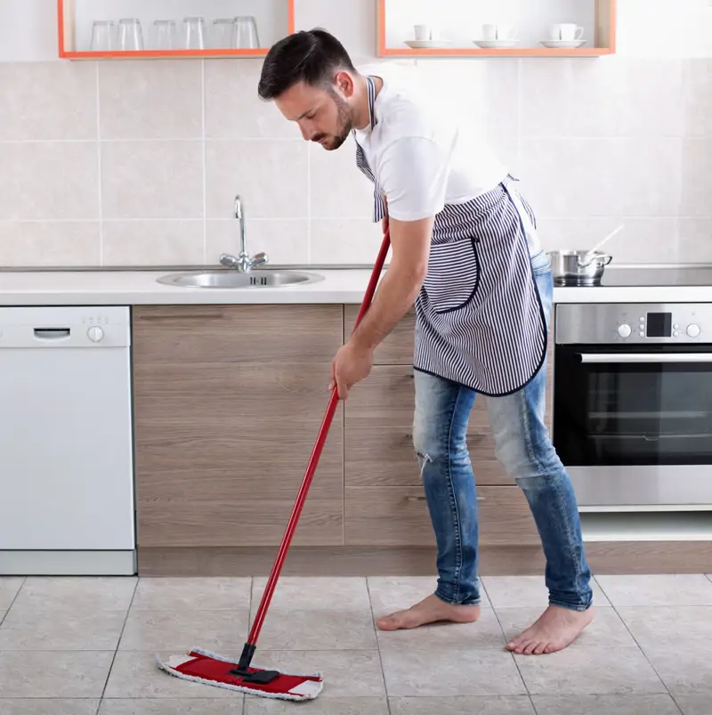 hombre fregando suelo