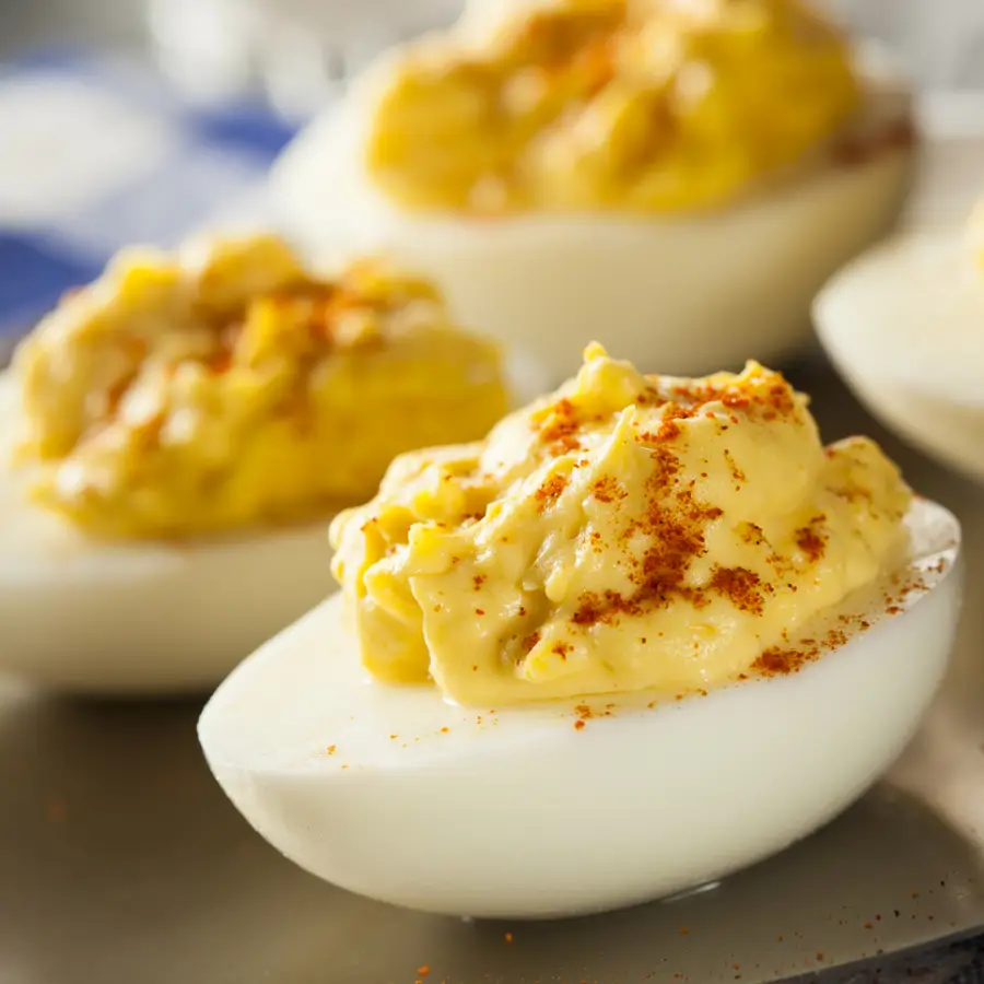 La receta de huevos rellenos de Dani García: "A la mayonesa del relleno de los huevos le hemos metido los pimientos del piquillo caramelizados para intensificar el sabor"