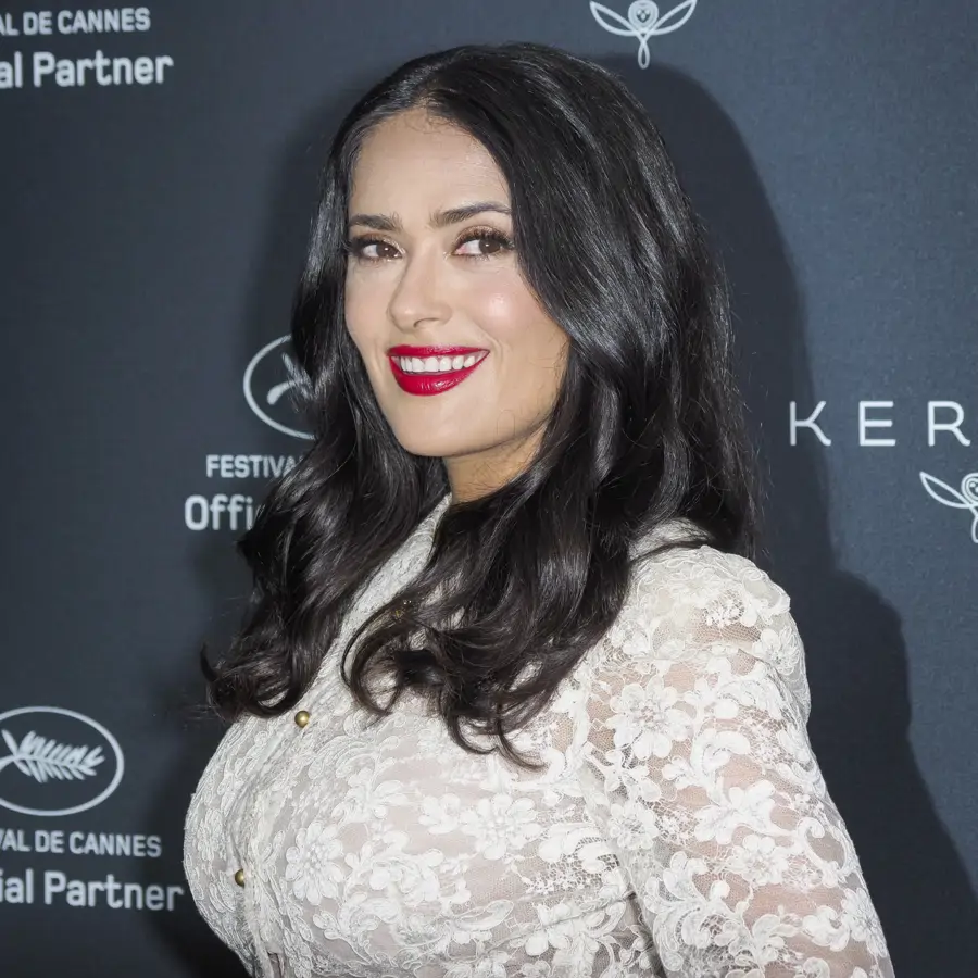 Salma Hayek (58 años): “Para no teñirme cada 3 semanas, cuando estoy sola y quiero taparme algunas canas, me pongo un poco de máscara de pestañas”