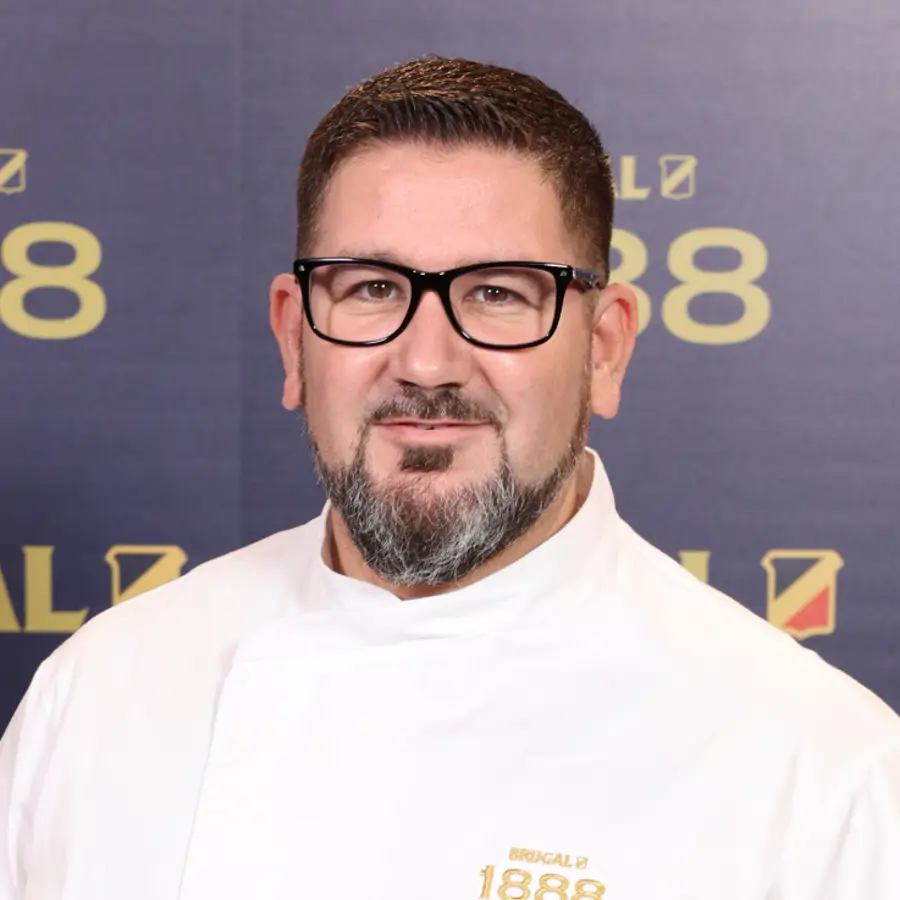 Chef Dani García: “Me sobró un poco de pollo y pensé en hacer una ensalada césar, pero la voy a hacer con huevo mollet, como me enseñaron con 18 años”