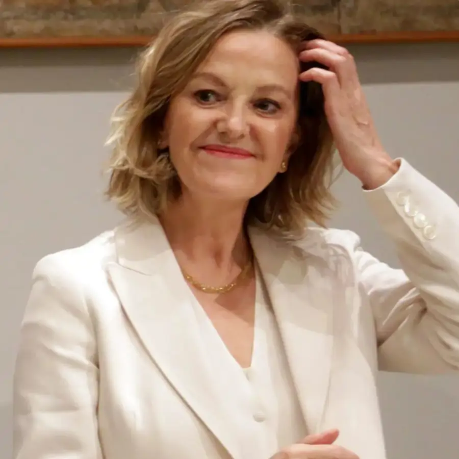 Vuelven a Zara las sandalias "tipo Skechers" que Flora Pérez, madre de Marta Ortega ya llevó con pantalones negros