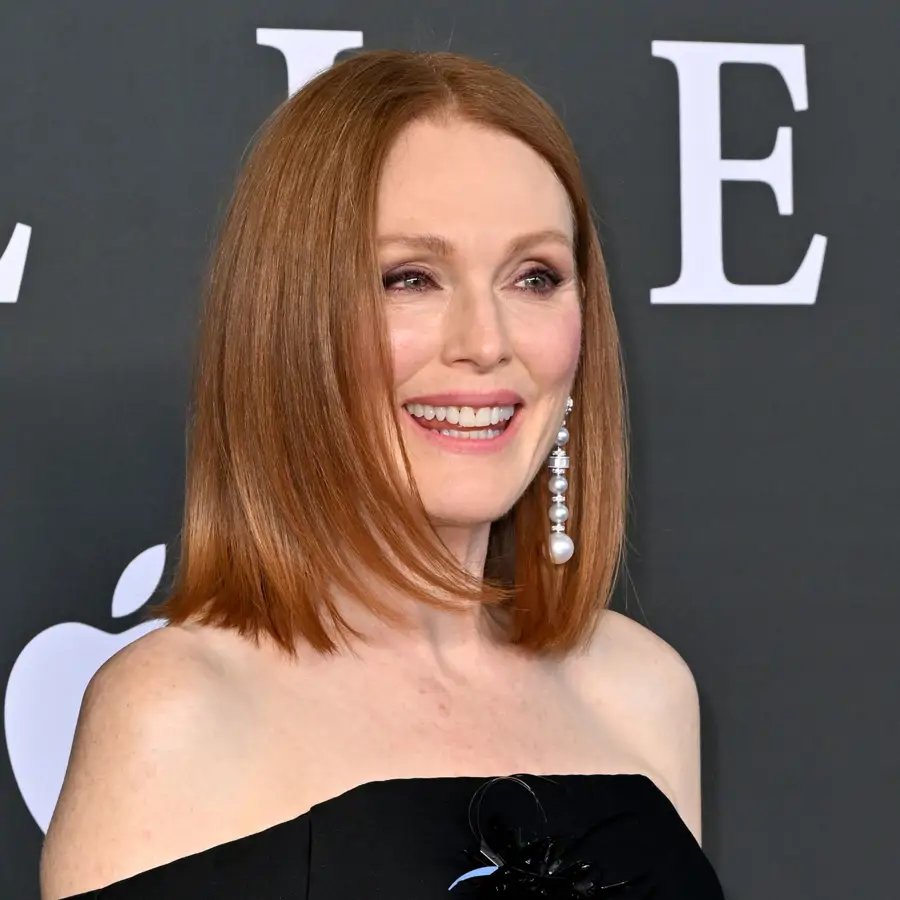 Julianne Moore (64 años): "Si vas con prisa, pero quieres verte bien, ponte unas gafas de sol grandes, un poco de pintalabios y un pañuelo. Es un truco que muchas usamos… y funciona"