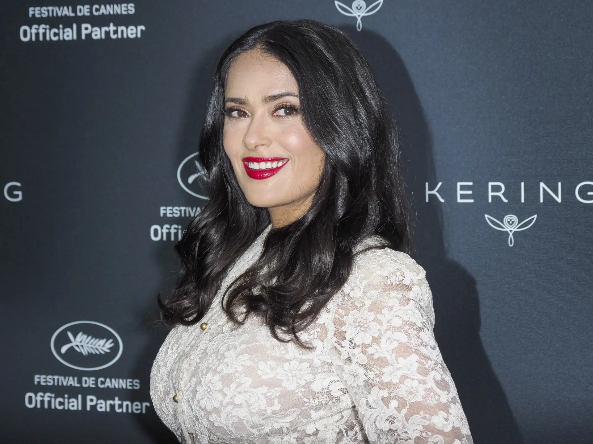Salma Hayek canas