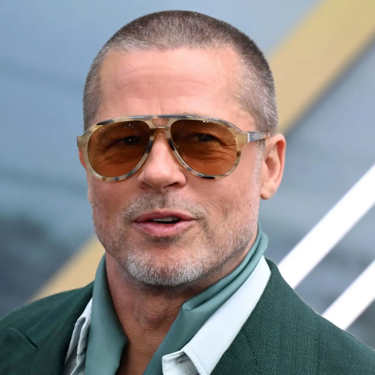 Foto cuadrada adjunto superior cortes de pelo buzz cut para hombre brad pitt