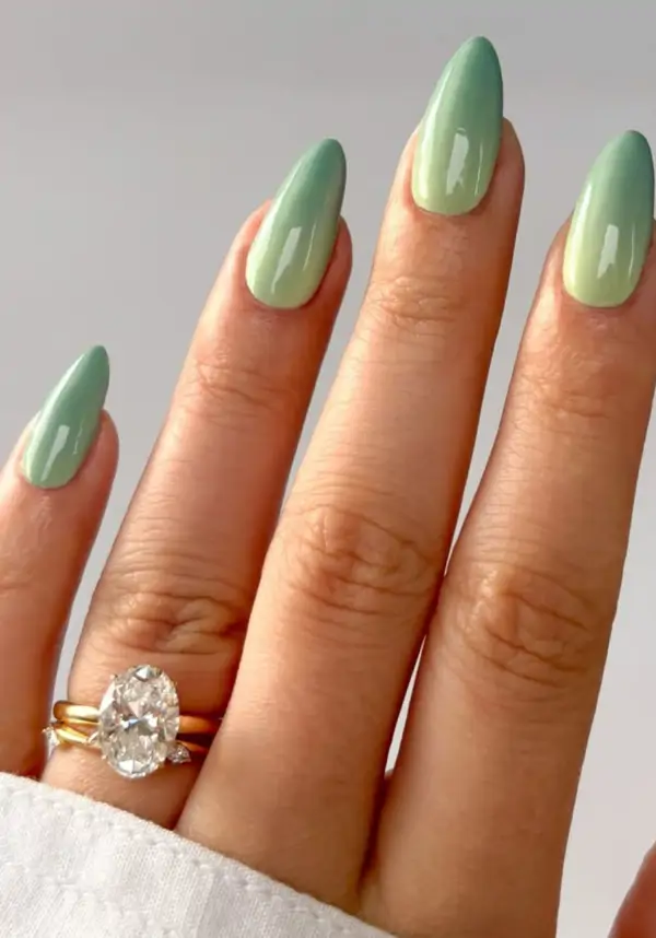 Si me quisiera pintar las uñas para unas vacaciones en la playa, elegiría uno de estos colores: potencian el bronceado y son claritos  