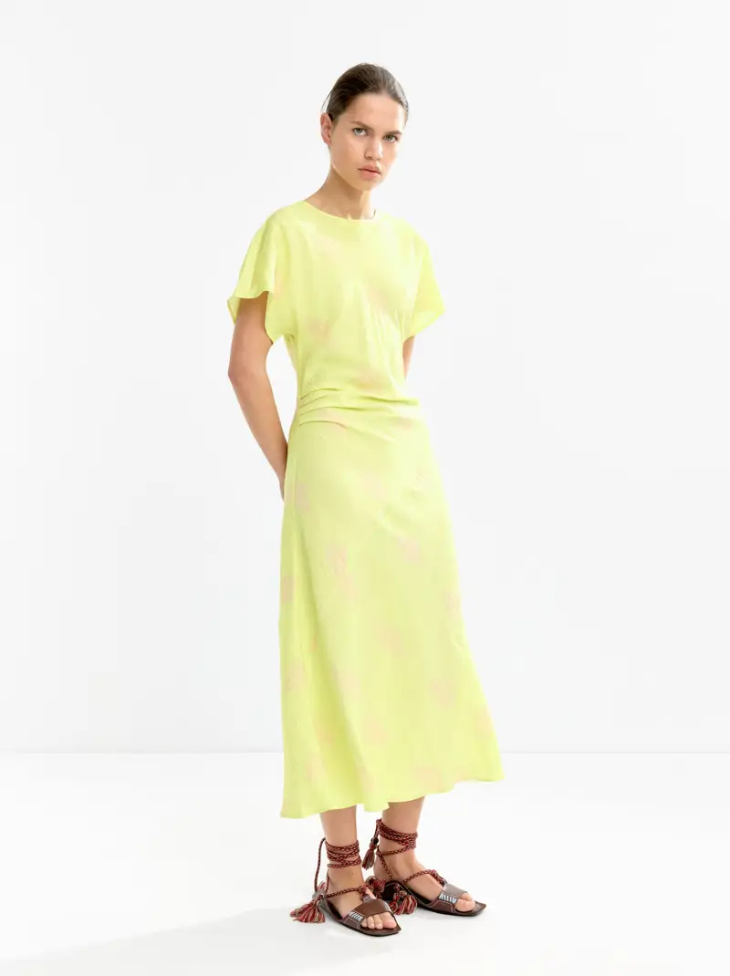 vestido amarillo fruncido parfois