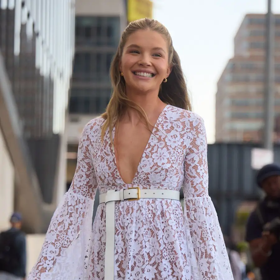 Adiós, vestidos lisos: 5 modelos con estampado elegante de Stradivarius que las mujeres de 50 llevarán este verano con cuñas de esparto