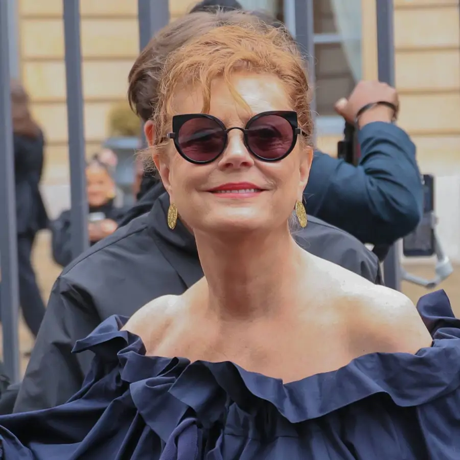 Susan Sarandon y su lección sobre elegancia a los 78 años: triunfa en París con el look más rejuvenecedor, con blusa holgada y zapatillas