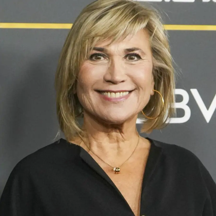 Julia Otero y sus lecciones de elegancia como invitada a los 66: escote asimétrico, uñas metalizadas y recogido despeinado
