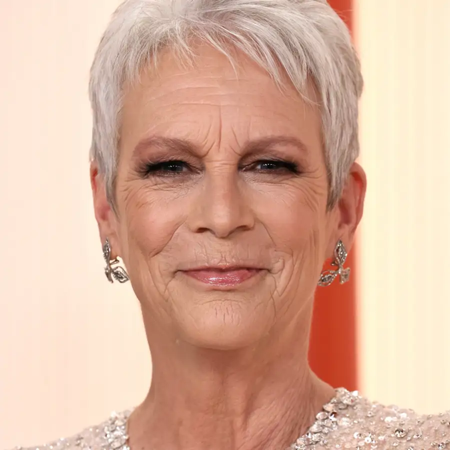 Jamie Lee Curtis y su reflexión sobre las canas: “Muy al principio de mi carrera, me hice la permanente y luego tuve que teñirme el pelo para una película, y me quemó el pelo”