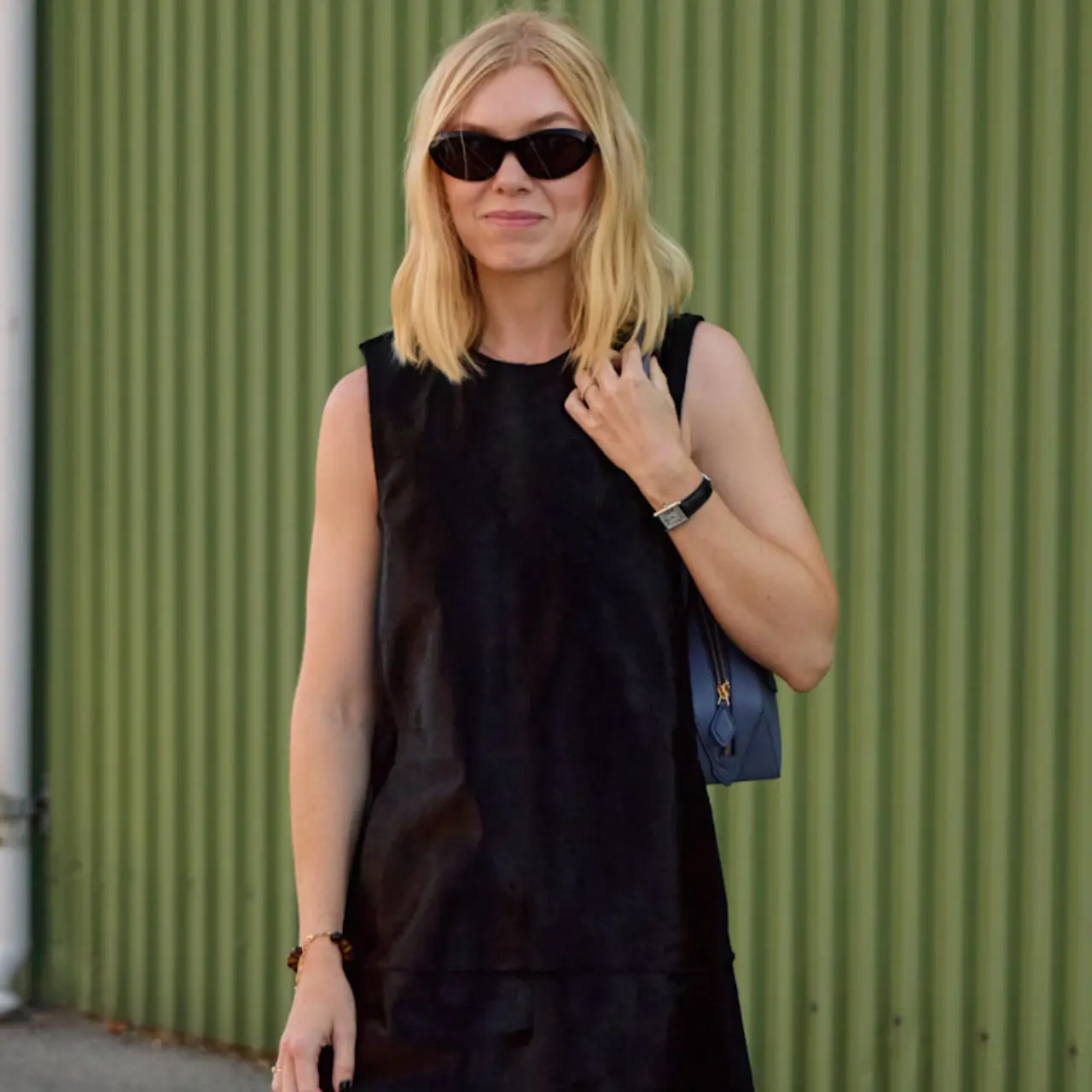 mujer con vestido holgado 