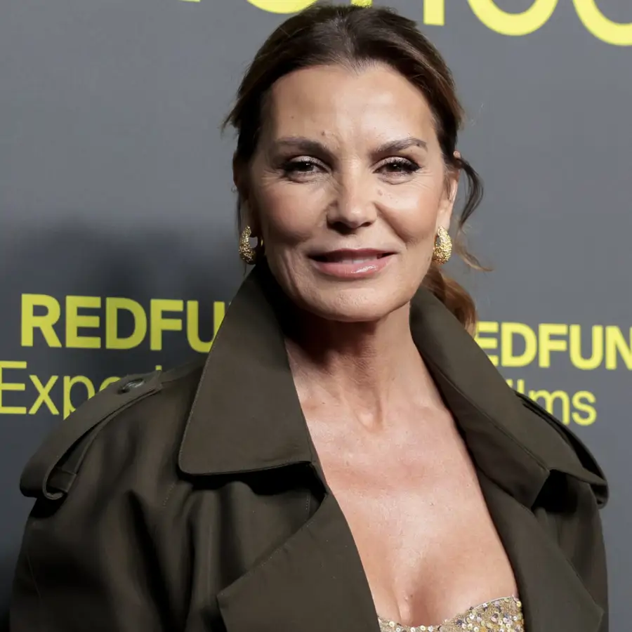 Las mujeres de 60 con "arruguitas" dicen adiós a los sérums y los cambian por esta crema con color 8 en 1: favorita de las celebrities y muy rebajada (al 31%)