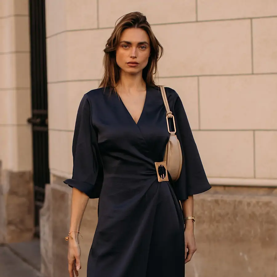 7 vestidos de Mango Outlet sencillos y con toque elegante por menos de 15€ para mujeres de 60 que no quieran enseñar brazos ni piernas