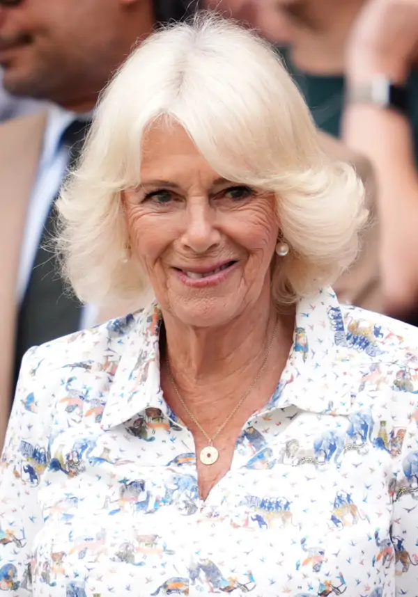 La Reina Camila y su lección de elegancia y comodidad a los 77 años: triunfa en Wimbledon con el vestido camisero estampado más fresquito y favorecedor