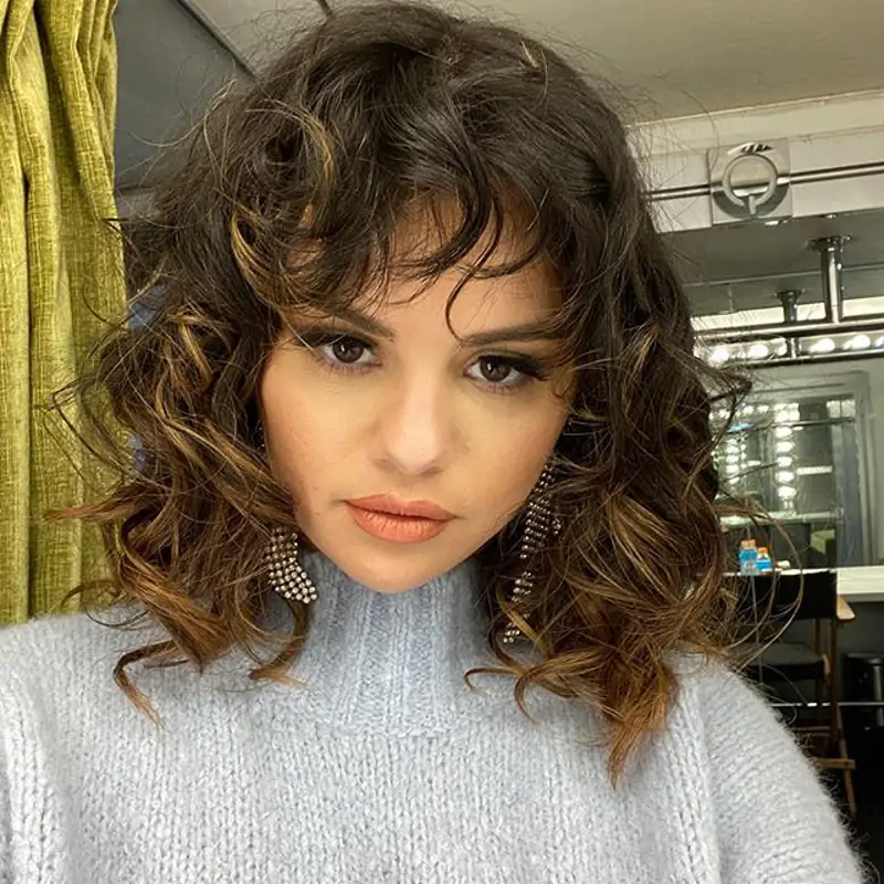 Selena Gómez, con corte de pelo bob rizado