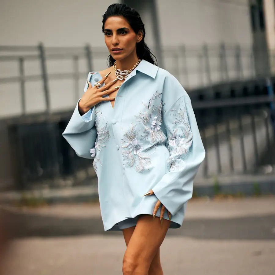 Acaban de llegar a H&M los vestidos camiseros con manguita holgada que las pijitas de 60 llevarán con sandalias planas en verano