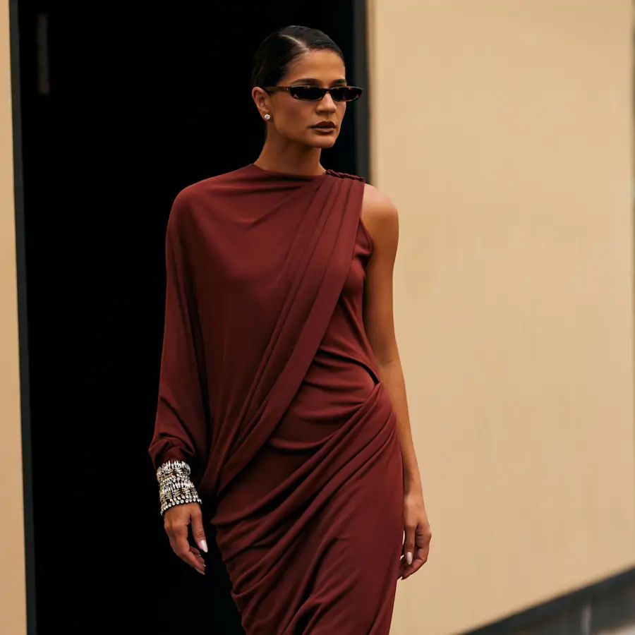 Colas en Zara por el vestido marrón chocolate de 9€ que podría ser de Massimo Dutti: de punto holgado y estilo lujo silencioso