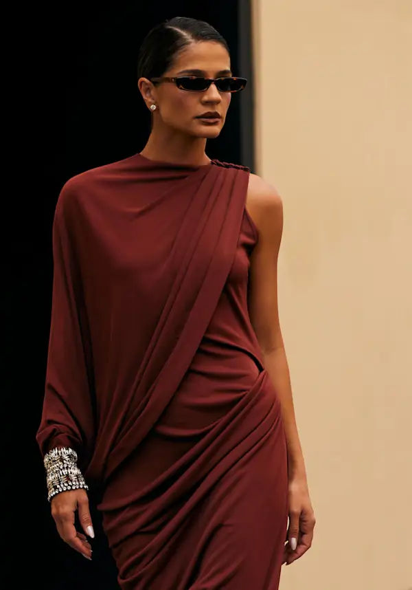 Colas en Zara por el vestido marrón chocolate de 9€ que podría ser de Massimo Dutti: de punto holgado y estilo lujo silencioso