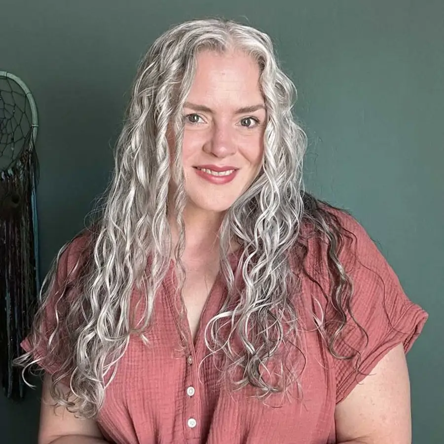 Joli Campbell, experta en canas: "El cabello canoso hay que lavarlo y peinarlo poco. Cuanto más rizado o largo, más debes concentrarte en el acondicionamiento para protegerlo del estrés oxidativo"