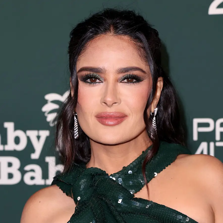 Salma Hayek (57 años): "Mi abuela me enseñó a nunca lavarme la cara por la mañana. La piel produce todos los aceites necesarios para lucir joven"