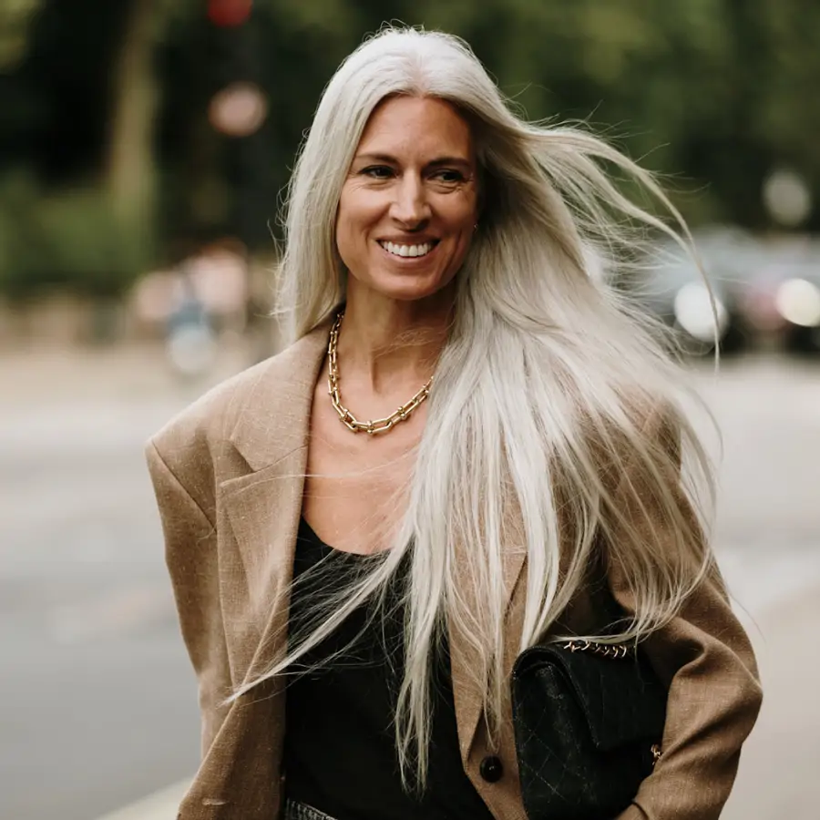 Los peluqueros destierran grandes mitos sobre las canas: "Ni son blancas, ni tomar mucho el sol hará que tengas más"