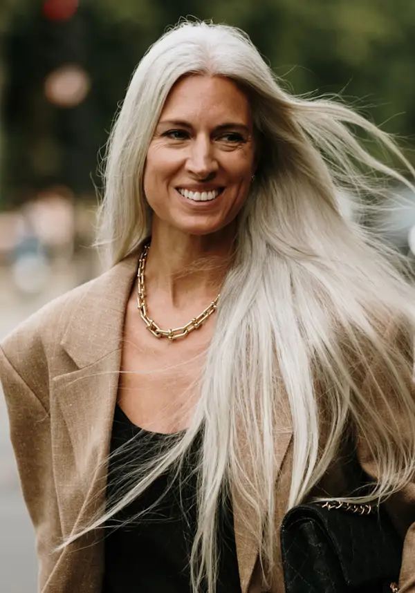 Los peluqueros destierran grandes mitos sobre las canas: "Ni son blancas, ni tomar mucho el sol hará que tengas más"
